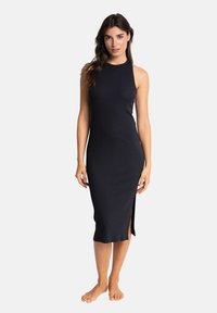 Robe noire à rayures, sans manches, avec un col montant, une silhouette ajustée et une fente latérale. Texture lisse et coupe à hauteur du genou.