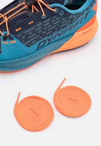 Blauwe en marineblauwe hardloopschoenen met een gestructureerde bovenkant, oranje accenten en veters. Inclusief twee ronde, feloranje veters.