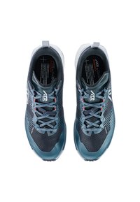 Scarpe da atletica blu scuro con accenti grigi, dotate di lacci e un motivo testurizzato, presentate da una vista dall'alto.