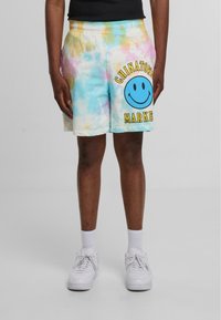 Svedbåndsshorts i pastelfarver med en blå smiley-ansigt grafik og "CHINATOWN MARKET" trykt i gult. Har en elastisk talje.