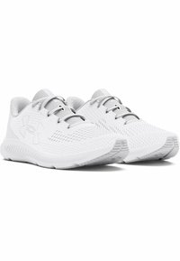 Białe buty sportowe z oddychającą siateczką, teksturowanymi detalami i szarymi sznurowadłami. Posiadają amortyzowaną podeszwę z wzorzystym bieżnikiem.