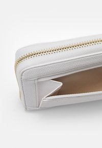 Guess LAUREL LARGE ZIP AROUND - Punge - stone