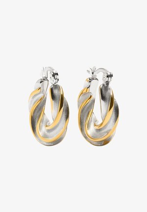 Srebrne i złote skręcone kolczyki w kształcie kółek z błyszczącym metalicznym wykończeniem, gładką teksturą i bezpiecznym zapięciem.