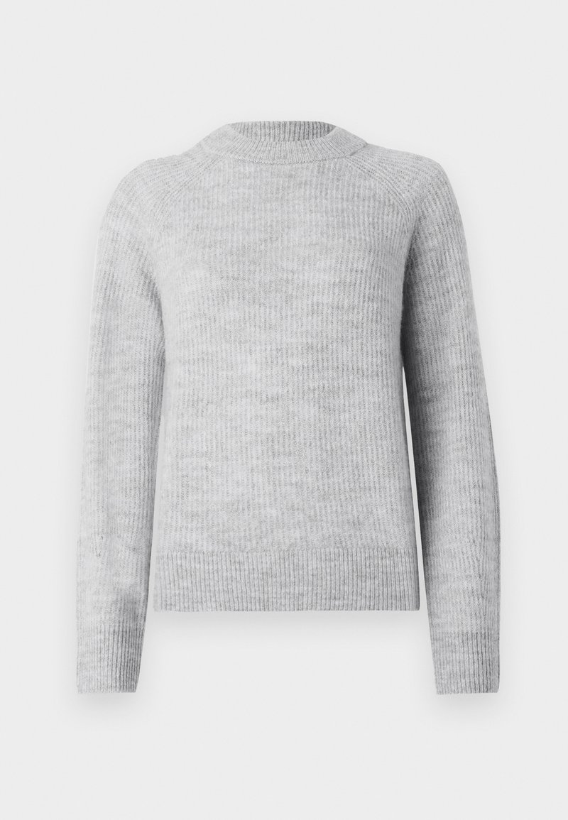 Hellgrauer, gerippter Strickpullover mit langen Ärmeln und rundem Ausschnitt, dargestellt vor einem weißen Hintergrund.