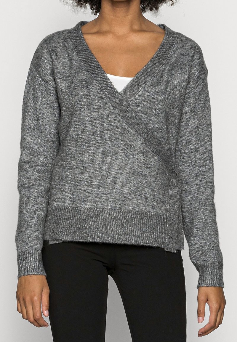 Grauer gestrickter Pullover mit tiefem V-Ausschnitt, Wickeldesign und gerippten Bündchen und Saum. Weiche Textur und leicht lockere Passform mit seitlichen Schlitzen.