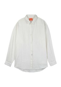 Chemise blanche à boutons fabriquée en tissu texturé, avec un col classique, des manches longues et un ourlet incurvé.