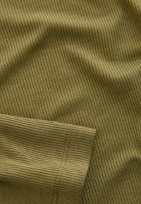 Next REGULAR FIT - SOFT TOUCH - Ilgarankovis viršutinės dalies drabužis - green