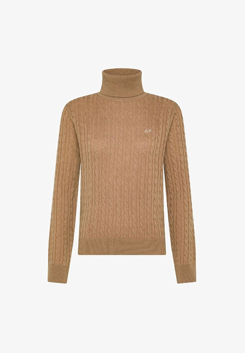 Maglione a collo alto a trecce color beige. Presenta polsini e orlo a coste, con un piccolo logo sul petto. Texture morbida e design aderente.