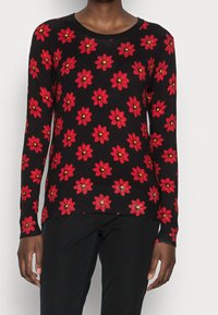 Schwarzer Pullover mit floralem Muster, roten Blumen und gelben Mittelpunkten. Lange Ärmel und Rundhalsausschnitt. Weicher Stoff.