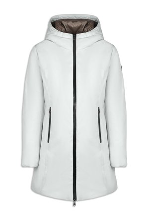 Manteau blanc long avec capuche, doté d'un zip sur le devant et de deux poches latérales avec des zips noirs. Texture lisse avec un design épuré.
