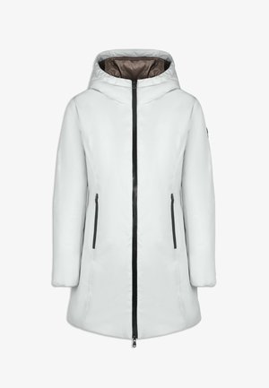 Cappotto lungo bianco con cappuccio, dotato di zip frontale e due tasche laterali con zip nere. Texture liscia con un design elegante.