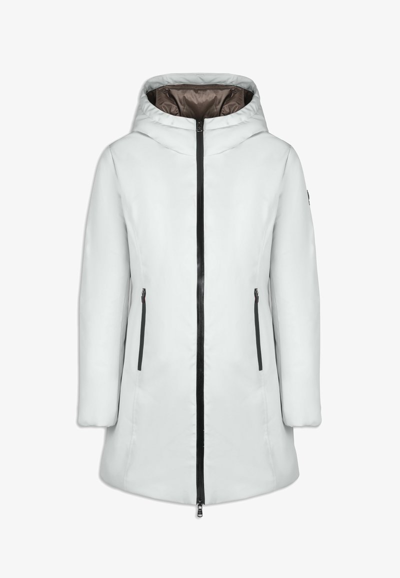 Abrigo largo blanco con capucha, que presenta un cierre frontal y dos bolsillos laterales con cremalleras negras. Textura suave con un diseño elegante.