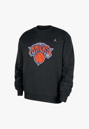Črna majica z okrolim izrezom in logotipom New York Knicks ter oranžno košarkarsko žogo in logotipom Jumpman na prsih.