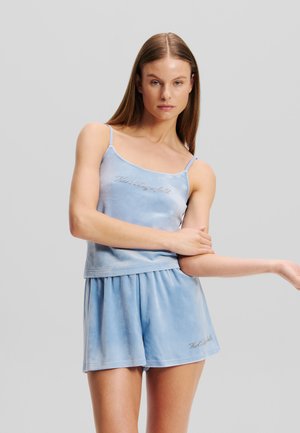 Hellblaue, weiche Samtpijamas mit einem enganliegenden Tanktop mit dünnen Trägern und kurzen, locker sitzenden Shorts mit elastischem Bund.