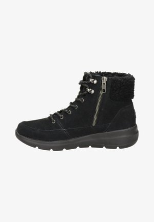 Schwarze Wildleder-Stiefelette mit strukturiertem, faux Schafsleder-Kragen, Schnürung und seitlichem Reißverschluss, sowie einer strapazierfähigen Gummisohle für Stabilität.