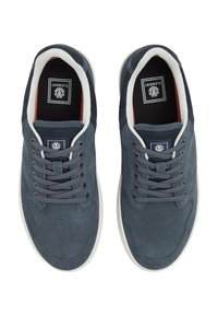 Sneakers in suede blu navy con suola in gomma bianca, caratterizzati da accenti in mesh, punta forata e lacci grigi. Logo visibile sulla linguetta.