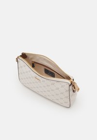 Sac en cuir crème avec un motif floral embossé, fermeture éclair dorée et intérieur marron. Contient une petite poche et une étiquette de marque à l'intérieur.