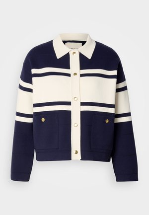 Tengerészkék és fehér csíkos dzseki, galléros nyakkal, arany gombos záródással és két elülső zsebből álló részletekkel, texturált anyagból készült.