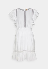 Vestido blanco con mangas rizadas, cintura fruncida, dobladillo en capas y detalles de rayas verticales en el frente, hecho de un tejido ligero.
