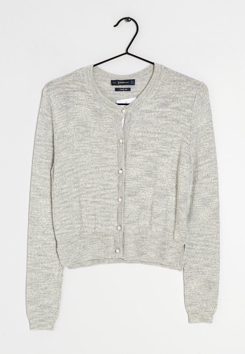 Cardigan gris clair en tissu tricoté texturé. Présente un col rond, des boutons à l'avant, et des poignets et un ourlet côtelés.