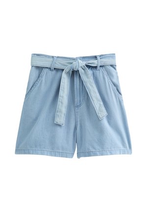 Shorts de mezclilla azul claro con una cinturilla ancha y un lazo a juego, que cuentan con bolsillos laterales y un ajuste relajado. Textura suave y diseño casual.