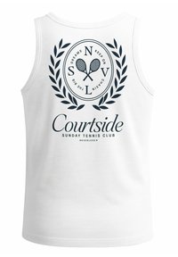 Weißes Baumwoll-Top mit einem marineblauen Grafikdesign, das Tennisschläger und Lorbeer darstellt. Der Text lautet "Courtside Sunday Tennis Club."