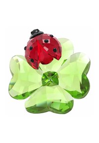 Clover a quattro foglie verde in vetro trasparente con sfaccettature e una gemma centrale. In cima, una coccinella rossa con macchie nere e una testa nera.