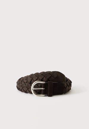 Ceinture tressée en daim marron foncé avec boucle en métal argenté sur un fond clair uni.