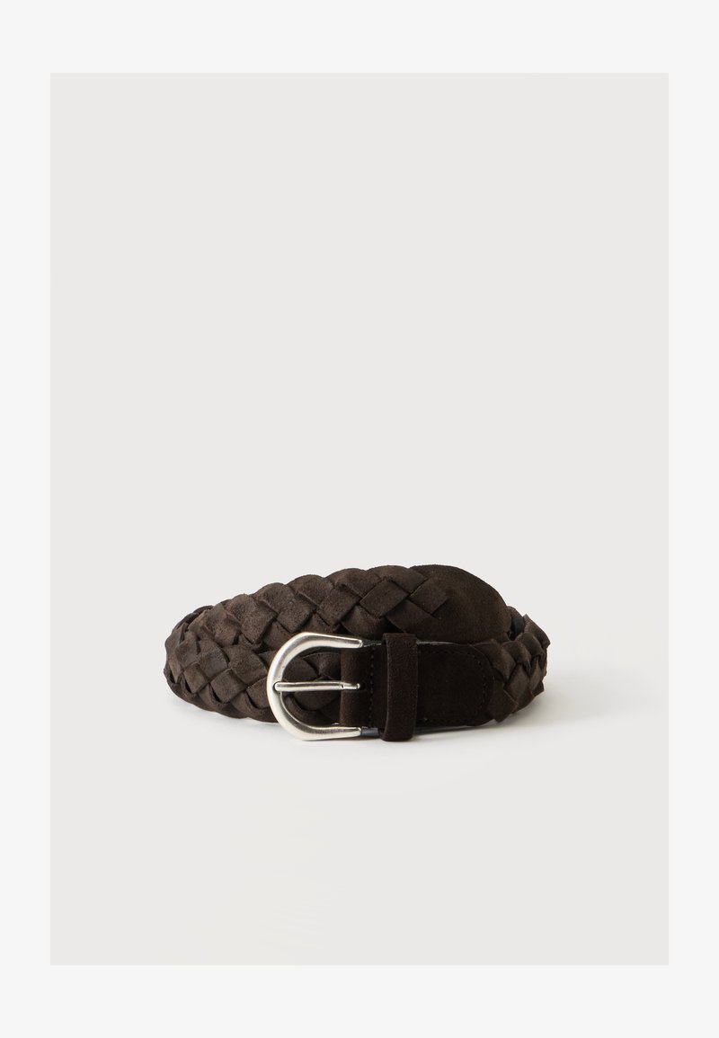 Ceinture tressée en daim marron foncé avec boucle en métal argenté sur un fond clair uni.