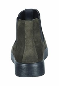 Grüne Wildleder-Ankelboots mit elastischen Seitenpaneelen und einer strukturierten schwarzen Gummisohle. Mit einem Zugband hinten für einfaches Anziehen.