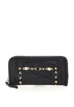 Portafoglio in pelle nera con design perforato, adornato con accenti metallici decorativi e motivi floreali sulla parte anteriore. Chiusura con zip.