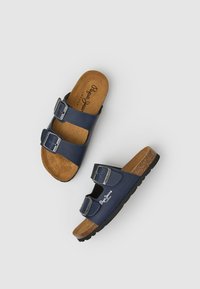 Mornarskoplave sandale s dva podesiva kopčana, korkovom unutrašnjosti, teksturisanom gumenom đonu i utisnutim logom "Pepe Jeans" na ulošku.