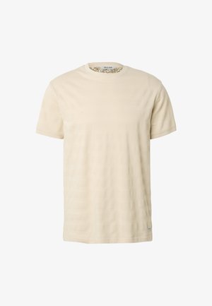 Beige T-shirt met korte mouwen en ronde hals, voorzien van subtiele horizontale textuurstrepen en een klein merkembleem nabij de onderzoom.