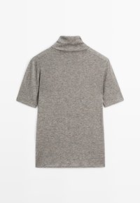 T-shirt gris à manches courtes avec col roulé en tissu tricoté doux, vu de dos sur fond blanc.