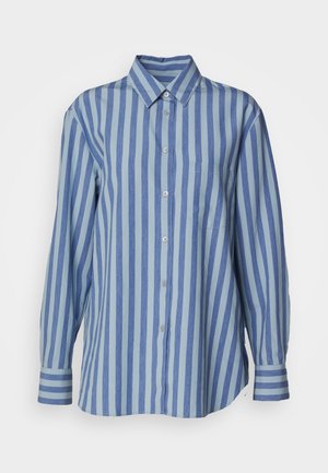 Chemise boutonnée à rayures bleu clair avec des manches longues, présentant des rayures bleu foncé alternées et une poche poitrine. Texture de tissu lisse.