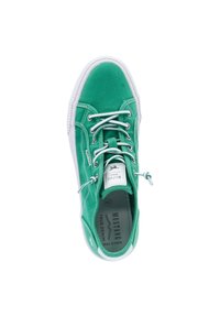 Sneaker verde in canvas con suola in gomma bianca, occhielli in metallo e lacci piatti. Presenta una soletta con marchio e una texture liscia.