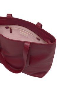 Borsa tote in pelle bordeaux con finitura texturizzata, doppi manici e un interno rosa pallido. Presenta una tasca con zip e l'etichetta del marchio all'interno.