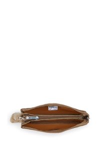 Bruine Kipling-portemonnee met twee ritscompartimenten en een klein pluche sleutelhanger aan de rits. 