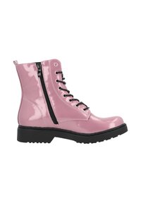 Botines de charol rosa con cordones negros, cremallera lateral y suela de goma negra. Presentan una superficie lisa y brillante y un diseño robusto.