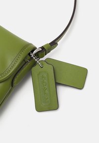 COACH HAMPTONS BAG - Rankinė - dark lime