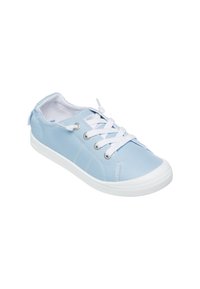 Jasnoniebieskie skórzane sneakersy z białą kauczukową podeszwą, białymi sznurowadłami, srebrnymi oczkami i wyłożonym kołnierzem. Ozdobione przeszywanymi detalami.