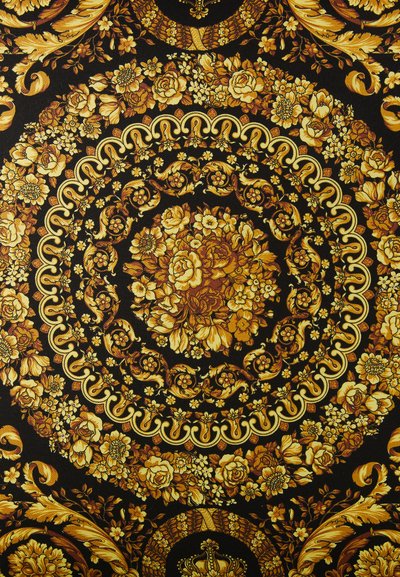 Πολύπλοκο κυκλικό μοτίβο με λουλούδια και σκαλίσματα σε αποχρώσεις χρυσού και καφέ σε μαύρο φόντο, με τριαντάφυλλα και διακοσμητικά φύλλα.