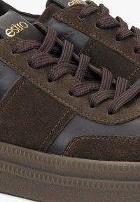 Brązowe zamszowe i skórzane sneakersy z fakturowanym designem sznurowania, z wyściółką przy kołnierzu, brązową gumową podeszwą i subtelnymi akcentami marki.