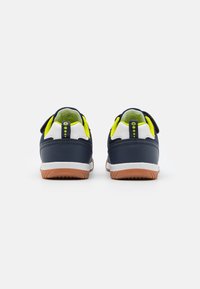 Marineblaue synthetische Schuhe mit weißen Akzenten und limettengrünen Details. Klettverschluss, gepolsterte Sohle und strukturierter Grip auf der Gummisohle.