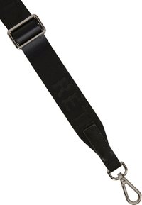 Sangle en nylon noir avec une surface texturée, dotée d'une boucle et d'un clip en métal. Le mot "RET" est embossé le long de la sangle.