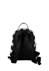 Mochila de rayas en blanco y negro con forma redondeada, material de cuero, correas de tela y un asa superior. Diseño texturizado y con patrón.