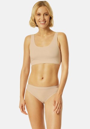 Beige bralette en bikini set gemaakt van gladde stof. Het beha heeft brede bandjes en een ronde halslijn; de bikini heeft een lage uitgesneden pasvorm.
