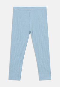 Svetlo modre rebraste pletene pajkice z elastičnim pasom, položene ravno na belem ozadju.