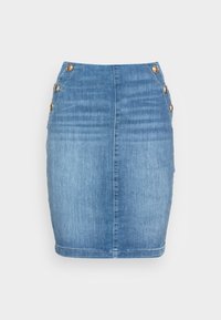 Falda lápiz de mezclilla en azul claro con una silueta ajustada, que presenta botones decorativos dorados en el lado izquierdo y un sutil detalle de desgastado.