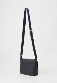 Borsa a tracolla in pelle nera con forma rettangolare, superficie testurizzata, tracolla regolabile e dettagli in metallo dorato.